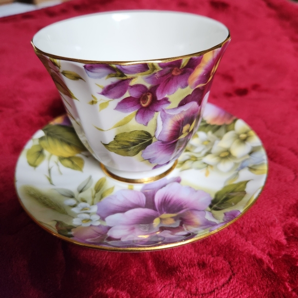 DUCHESS Fine Bone China Tea Cup and Saucer Vintage No Blemishes Made in England - Picture 2 of 10